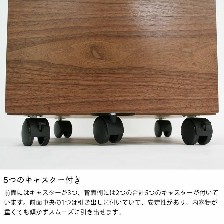 5つのキャスター付きの木製チェスト