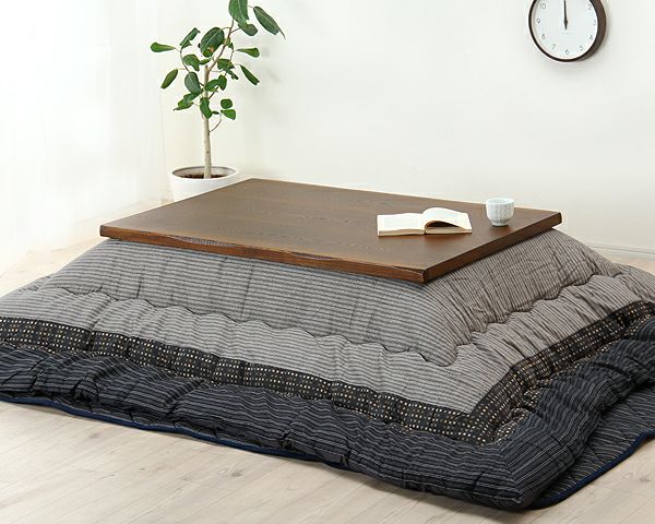 上品な深い色がお部屋を落ち着いた空間に見せるこたつ