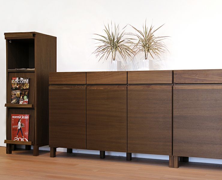 シンプルで上質な色合いの木製マガジンラック 本棚・シェルフ｜本棚