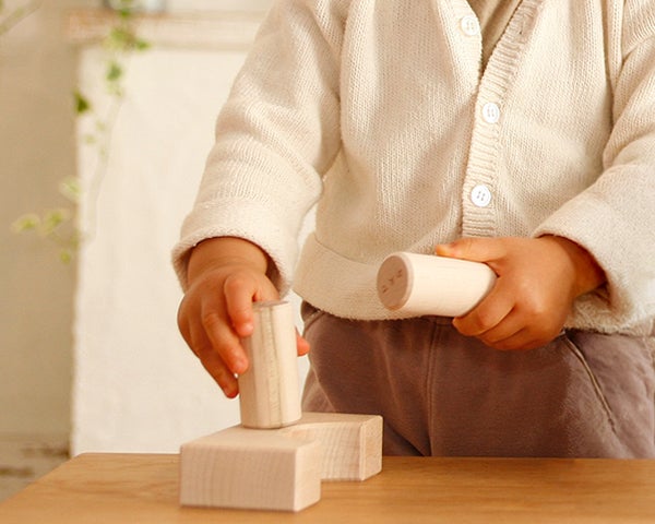 オークヴィレッジ積木セットで遊ぶ子供