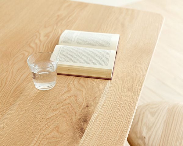 なめらかな曲線の美しいフォルムが目を引く LISCIOダイニングテーブル(幅126cm)_詳細03