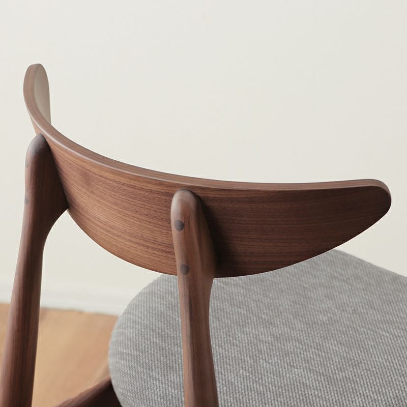 落ち着いた色味で雰囲気のあるダイニングチェア