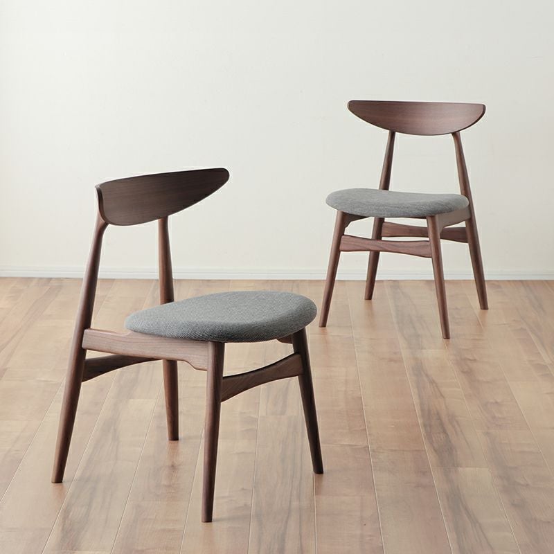 落ち着いた雰囲気の木製ダイニングテーブルセット