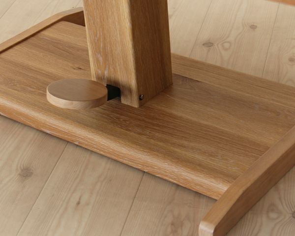 どっしりとした重厚感のガス圧式フットペダル昇降テーブル幅130cm_詳細03