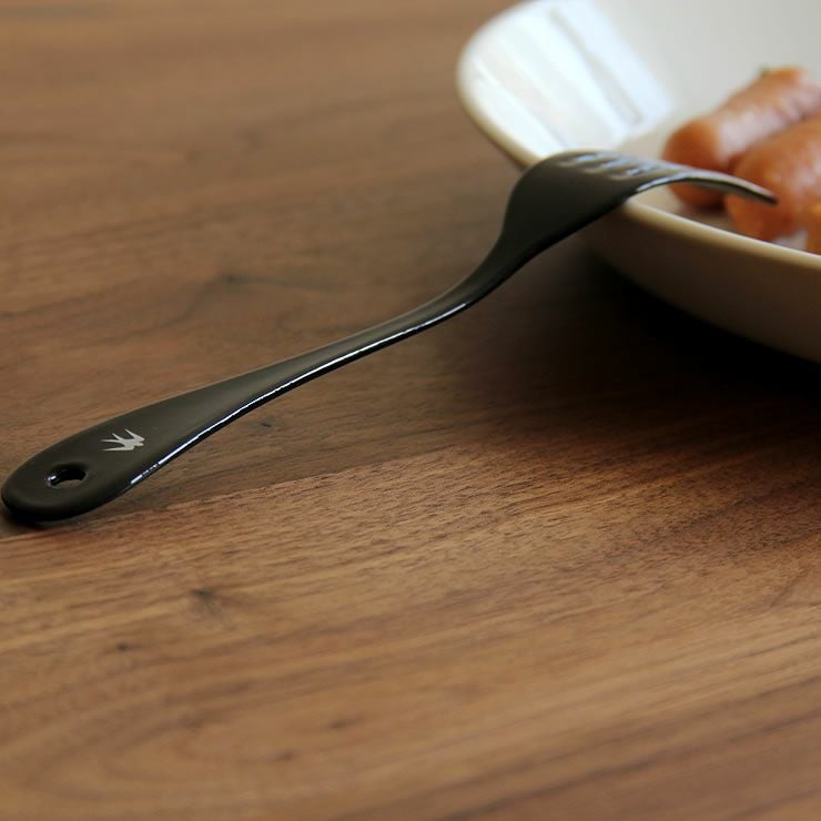 ブラックのカラーが食卓をスタイリッシュに見せるツバメフォーク