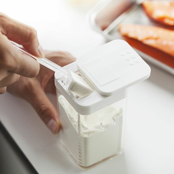 容器に収納できる小さじスプーン(5ml)付きで、すり切りも可能な山崎実業小麦粉＆スパイスボトルtower（タワー）