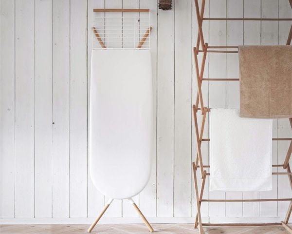 折りたたみ収納時の厚さは5㎝に!オシャレで省スペースの山崎実業スタンド式アイロン台tosca (トスカ)