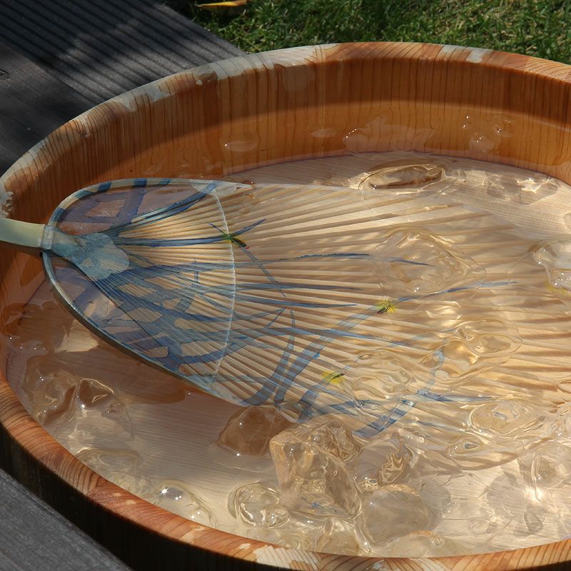 水につけて扇げば、ひんやり涼しい水うちわ