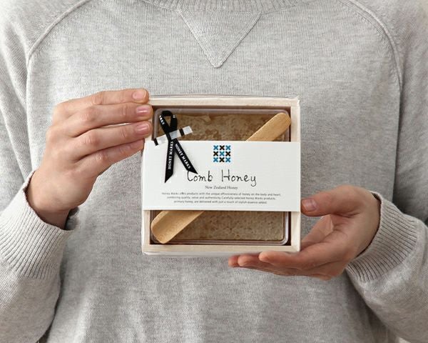 HONEY MARKS（ハニーマークス）コムハニーギフトボックススパチュラ付き（340g）_詳細03