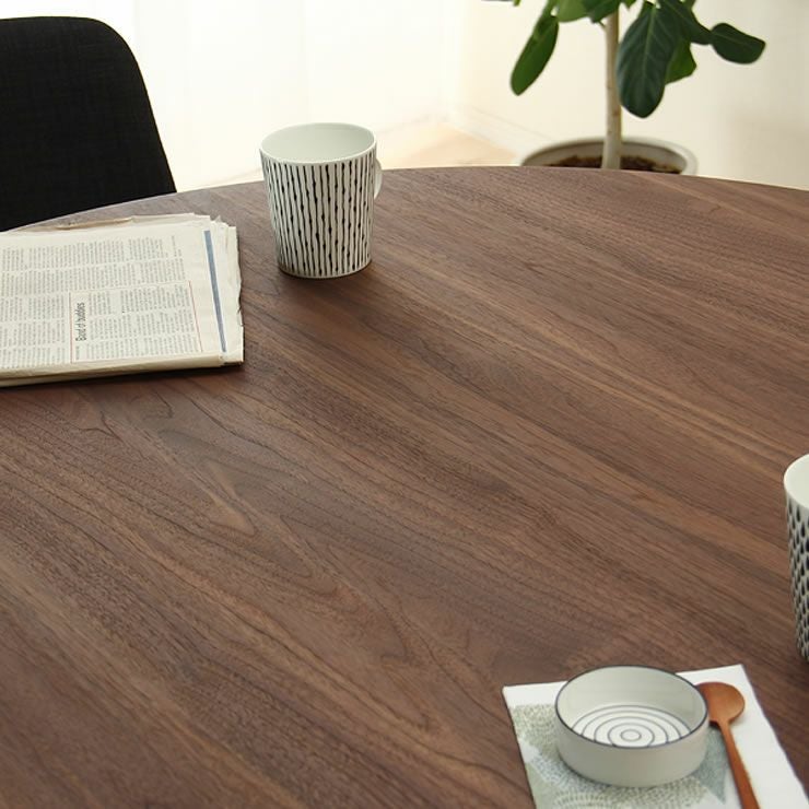 ナチュラルでモダンなダイニングテーブルセット