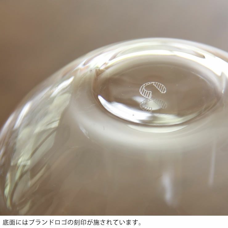 ブランドロゴの刻印が施されたウォーターグラス