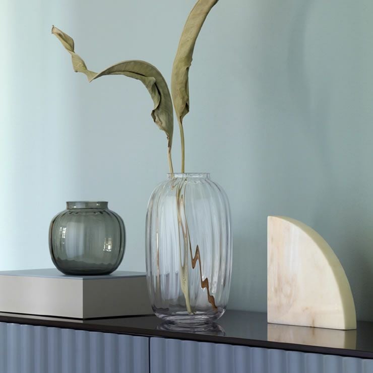 透明や自然色に近いフラワーベース