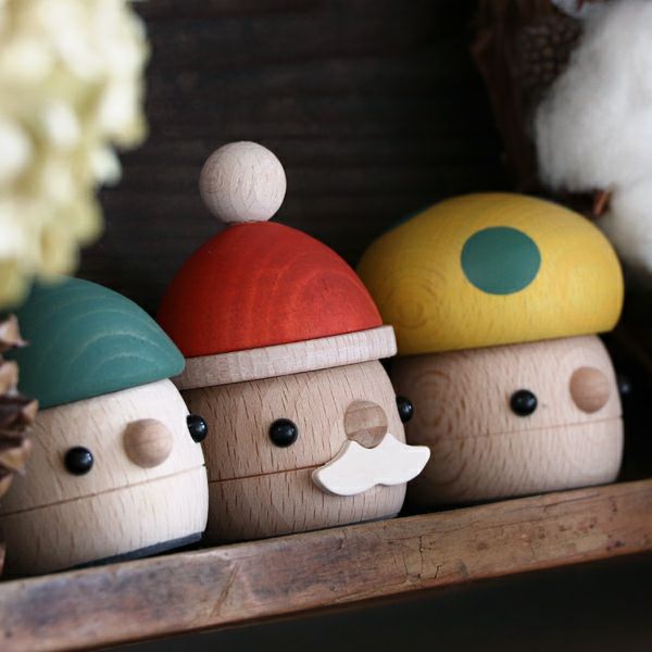 どんぐりサンタは坂道をトコトコとのんびりおりてくる三角帽子のかわいいサンタ