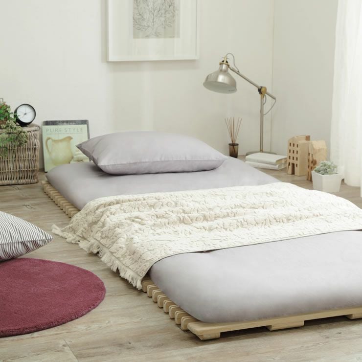 すのこを自立させてお使いの布団を気軽に室内干しすることができる折り畳み式すのこ