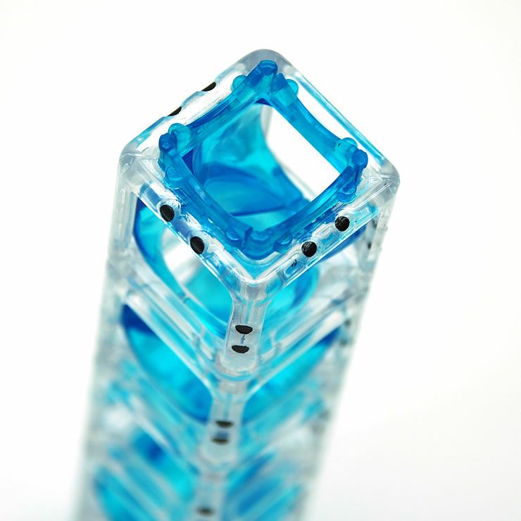 グラビティ・メイズはクリアで色鮮やかなカラーが楽しさを感じさせ集中力が沸きわくわくしながら色彩感覚を養うことができます