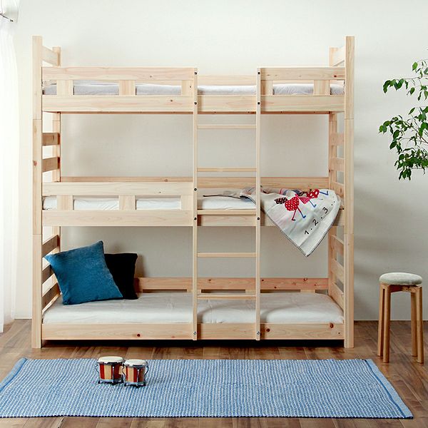 幅も高さもコンパクトな三段ベッド