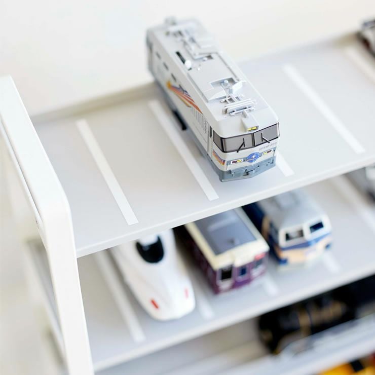 枠付きでトイが滑り落ちる心配もなく安心して収納いただける山崎実業ミニカー＆レールトイラック TOWER（タワー）