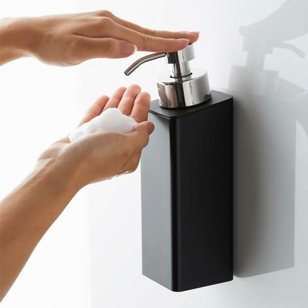 山崎実業マグネットツーウェイディスペンサー TOWER（タワー）泡タイプのマグネットは強力なのでプッシュによるずれの心配もありません。