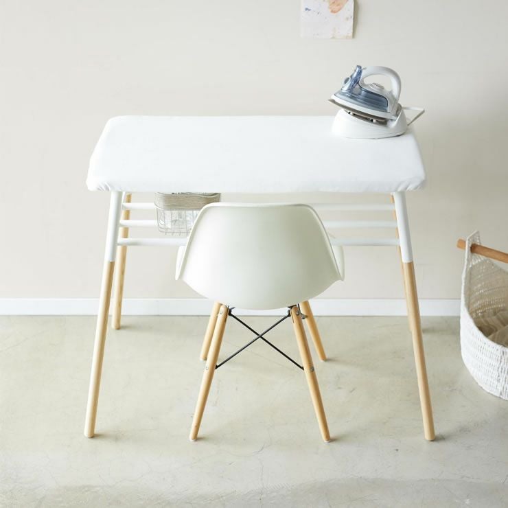 山崎実業出しておける スタンド式 棚付アイロン台 tosca（トスカ）はどこに置いても違和感のない汎用性の高いデザイン