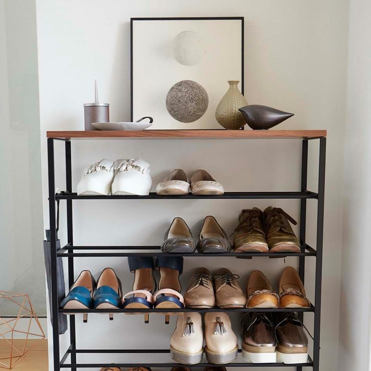 山崎実業天板付きシューズラック TOWER（タワー） 6段は付属のフックを利用して靴べらや折り畳み傘なども引っ掛けて収納していただけます