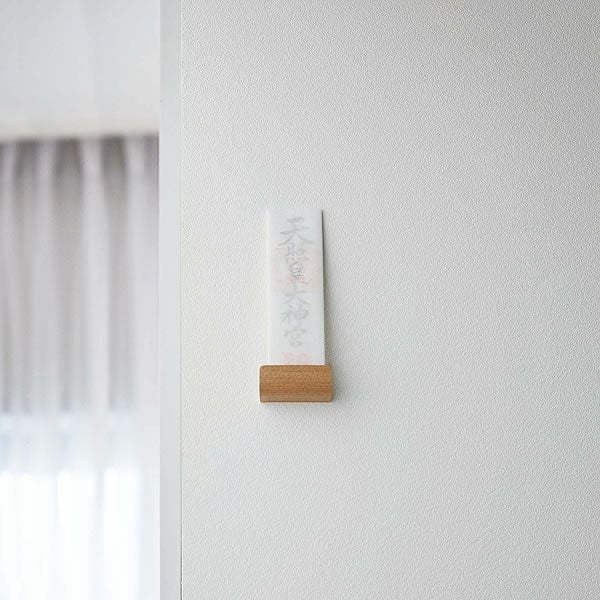 スペースの限られた場所にも置きやすい壁掛けタイプの山崎実業神札ホルダー　シングル　rin（リン）