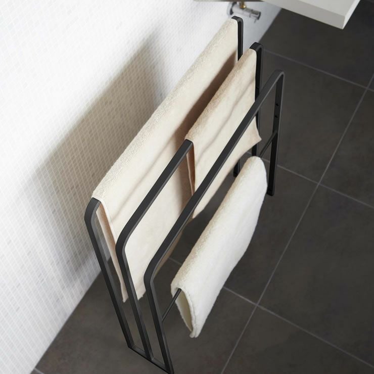 山崎実業横から掛けられるバスタオルハンガー　3連　tower（タワー）は大判サイズのバスタオルが干せて下段のバーにはバスマットなども干せます