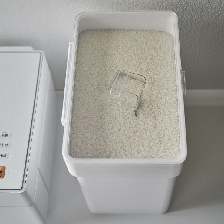 山崎実業密閉米びつ tower（タワー） 10kg 計量カップ付きの蓋は全面が開くからお米がすくいやすく残量が分かりやすい透明蓋