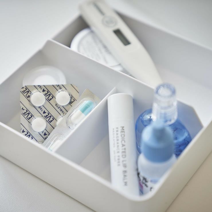 山崎実業救急箱　tower（タワー）の上段のトレーはスライド式で取り出すことができます