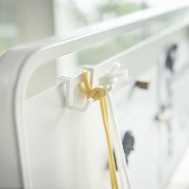 付属のフックで小物類を掛けられる山崎実業キッズパネル付きハンガーラック　tower（タワー）