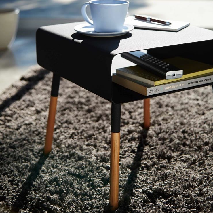 スチールと木の組み合わせが心地よい雰囲気を演出する山崎実業ローサイドテーブル　plain（プレーン）