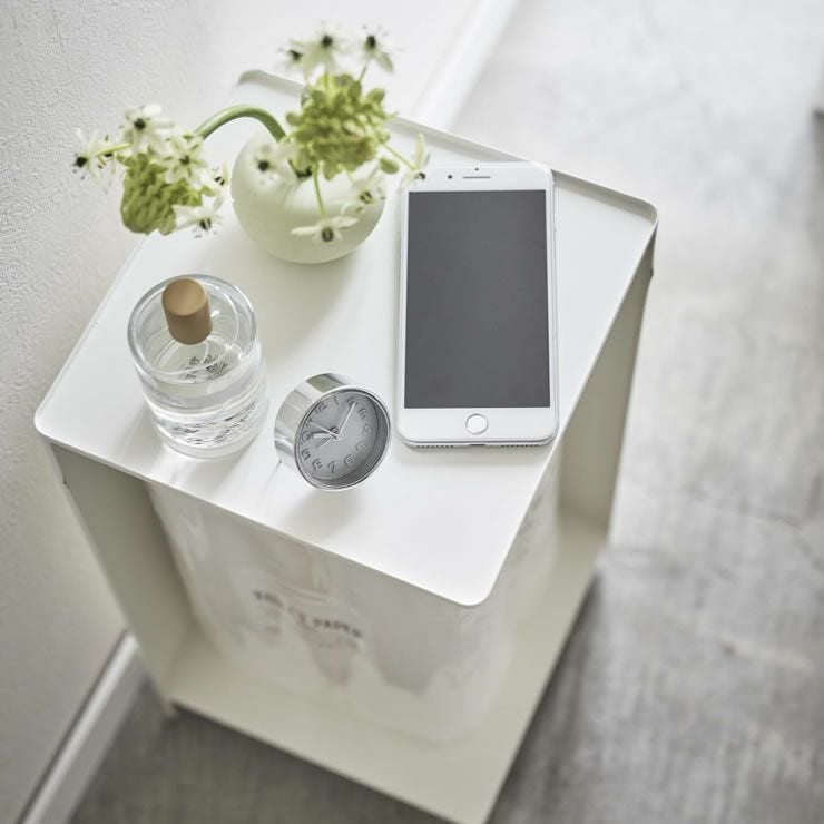 山崎実業袋ごとトイレットペーパーストッカー　tower（タワー）　12ロールの天板はスマートフォンの一時置きにも便利