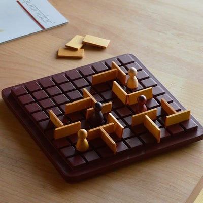 コリドール・ミニは自分のコマをより早く向かい側のゴールまで進めるゲーム