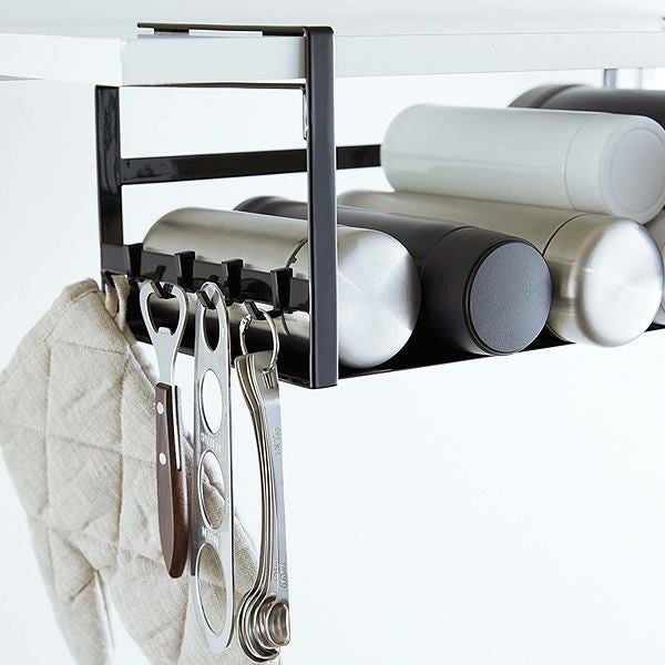 山崎実業戸棚下ワイドジャグボトル収納ラック tower（タワー）は長さがあってかさばるものもスッキリ収納