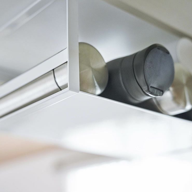 山崎実業戸棚下ワイドジャグボトル収納ラック tower（タワー）は毎日の家事で使い勝手の良いように便利にお好きにお使いいただけます