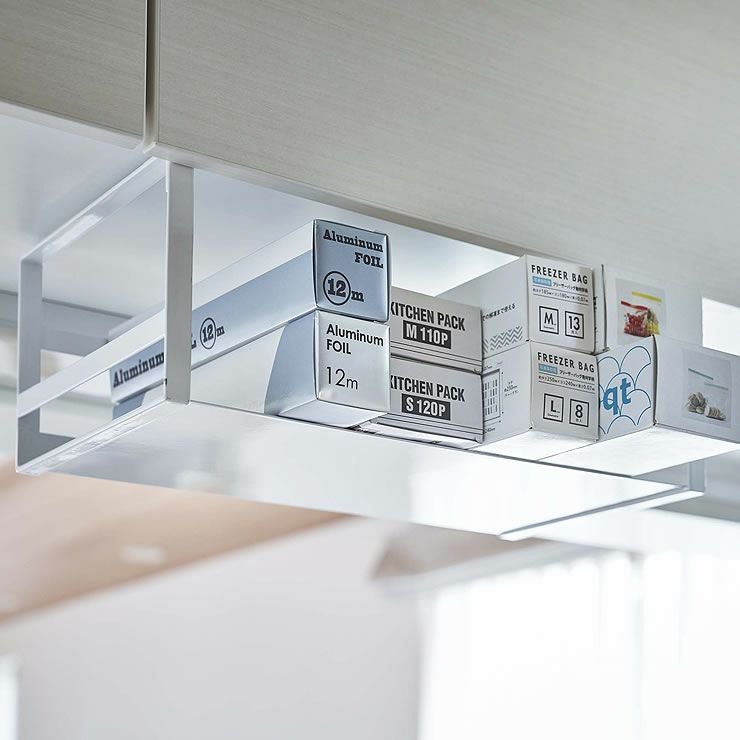 ラップなどのキッチンアイテムの収納にも便利！山崎実業戸棚下ワイドジャグボトル収納ラック tower（タワー）