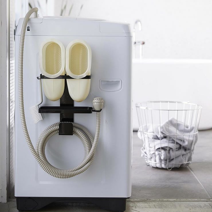 山崎実業トレー付き洗濯機横マグネット バスブーツ＆ホースホルダー tower（タワー）はブラシなどの小物を引っ掛けられる便利な着脱式フックが2個付いています