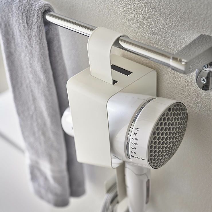 山崎実業引っ掛けドライヤーホルダー tower（タワー）は無駄なスペースを取らずコンパクトに収納できます