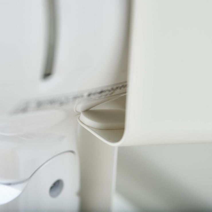 ドライヤーを痛めにくいシリコーンの滑り止めクッション付き　山崎実業引っ掛けドライヤーホルダー tower（タワー）