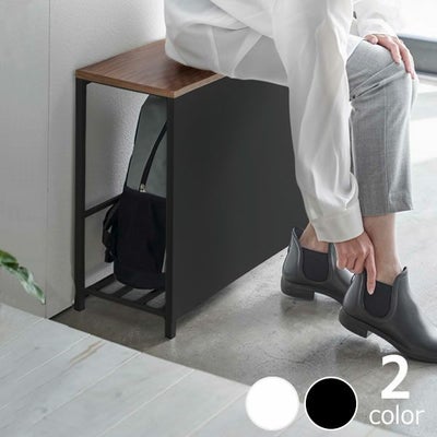 緊急時にサッと持ち出したい防災グッズなどを入れたバッグを目隠し板で隠して収納できる山崎実業収納付き玄関ベンチ tower（タワー）