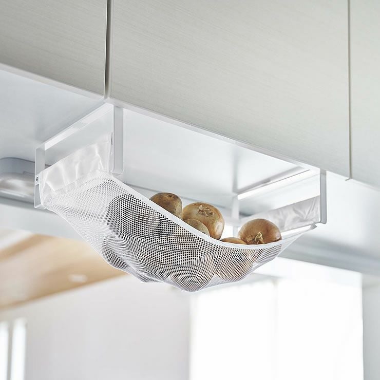 料理に必要な食材の一時置きなどにも便利な山崎実業戸棚下野菜収納ネット tower（タワー）