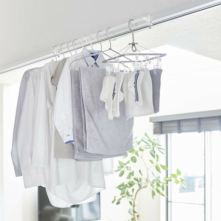 インテリアに溶け込む装飾のないシンプルさの山崎実業室内物干しハンガーバー tower（タワー）