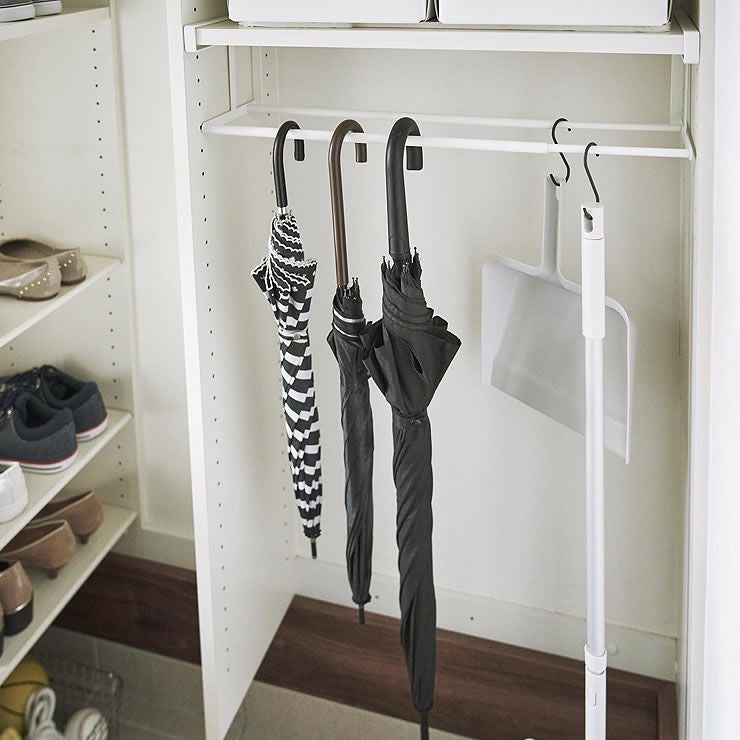 山崎実業浮かせる伸縮収納シューズラック tower（タワー）は傘や掃除道具類の引っ掛け収納としても便利に使えます