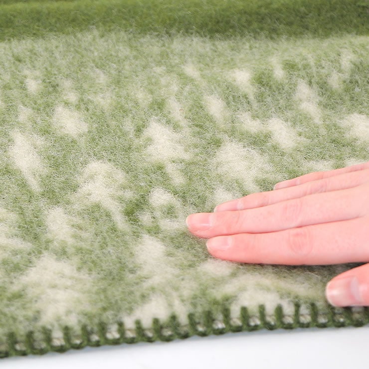 四方の縁は、ブランケットステッチでしっかりと縫い合わせたウールシートブランケット