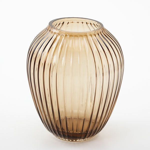 優しい丸みに縦ラインの陰影が美しいフラワーベース 