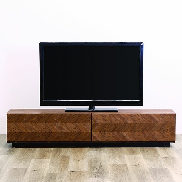 木目を生かした矢貼り柄が印象的なテレビ台・テレビボード