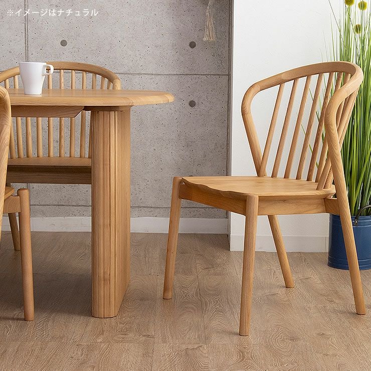 体にフィットしやすい座板のダイニングチェア2脚セット