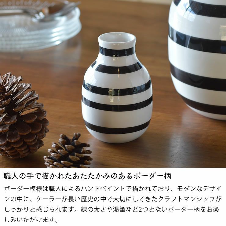 職人の手で描かれたあたたかみのあるボーダー柄のKahlerのフラワーベース