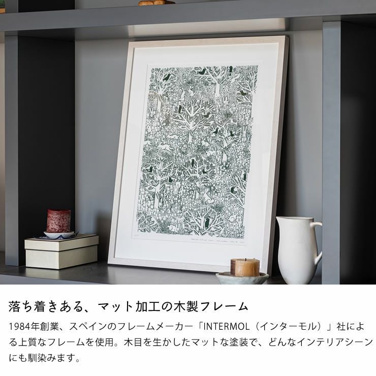 落ち着きあるマット加工の木製フレームのポスター額装