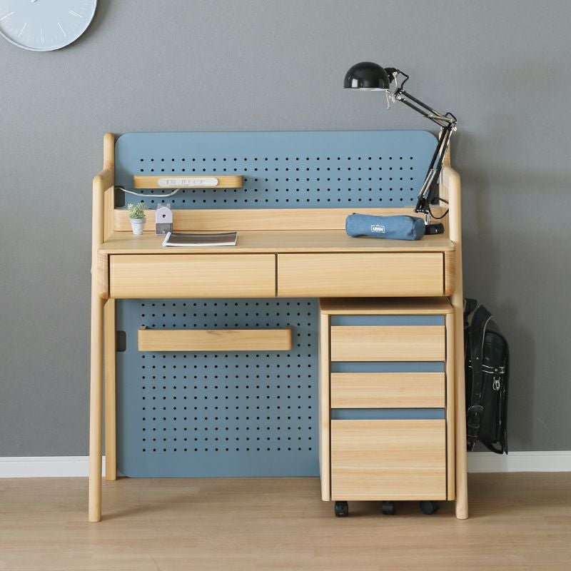 等間隔で穴があいているバックパネル付きの学習デスク