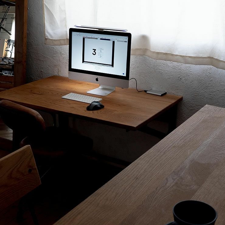 タッチレスLEDモニターライトの使用イメージ